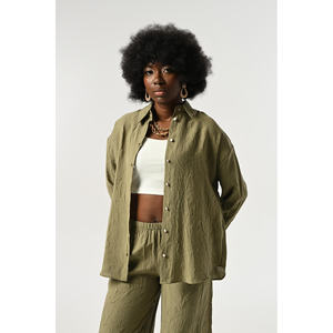 Camisa de Mujer de Talla Grande, Color Sólido, Tela Arrugada con Detalle de Botones, Parte de la Colección de Diseño - Product Image 4