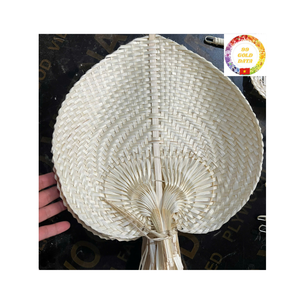 Ventilador de mano de bambú de hoja de palma refrescante de verano, ventilador plegable de paja hecho a mano para decoración de boda y regalos personalizados - Product Image 1