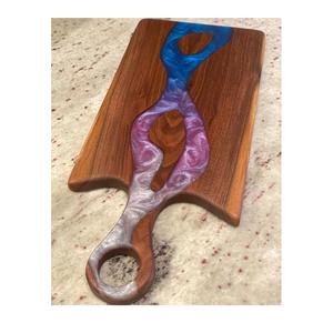 Planche à découper en résine durable fabriquée à la main avec art époxy parfaite pour la cuisine servant des apéritifs et des célébrations festives - Product Image 1