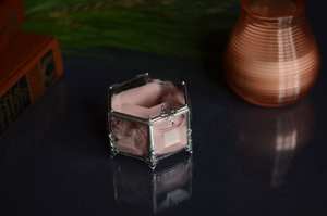 Boîte à bagues en verre de forme hexagonale de conception esthétique Organisateur de bijoux en verre et cadre en métal pour les fiançailles de mariage - Product Image 3