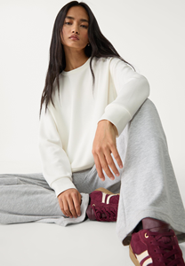 Sudadera tejida de Invierno para mujer personalizada de alta calidad con cuello redondo mangas de murciélago Ajuste de gran tamaño logotipo personalizado en la parte delantera - Product Image 4