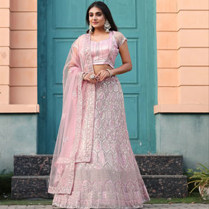 Beau et le plus tendance de mariage Lehenga avec de belles broderies, des paillettes Dori et des paillettes lourdes - Product Image 1