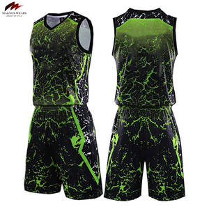 Uniformes de baloncesto de poliéster 100% personalizados nuevo conjunto transpirable de verano con diseño impreso hecho en Pakistán - Product Image 2