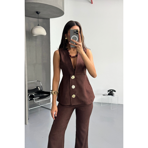 Ensemble pantalon et gilet en lin marron pour femme avec boutons dorés - Product Image 4
