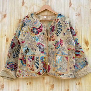 Veste Kantha matelassée bohème à fleurs, beige vintage, réversible, veste en coton Kantha pour femmes, cadeaux durables - Product Image 1