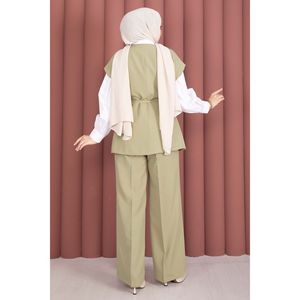 Ensemble blazer et jupe ceinturé en crêpe et tweed vert olive avec boutons dorés, style formel une pièce pour femme de bureau - Product Image 5