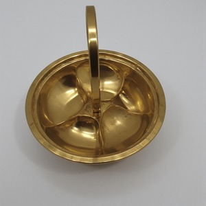 Elégante assiette de présentation en aluminium et verre pour fruits secs Compartiments à triple feuille Finition or Design de luxe pour la maison - Product Image 1