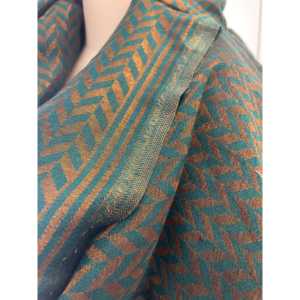 Bufanda de lana Deep Ocean con diseño zig zag y zari, larga, moderna, de punto liso para niñas, con logo personalizado para invierno - Product Image 3