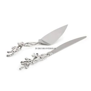 ด้ามจับมีดและดอกตูมขัดเงาสีเงินพร้อมที่จับสำหรับที่เสิร์ฟเค้กและมีดจากอินเดีย - Product Image 1