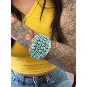Brazalete de Plata de Ley con Turquesa Kingman de Merle House - Product Image 1