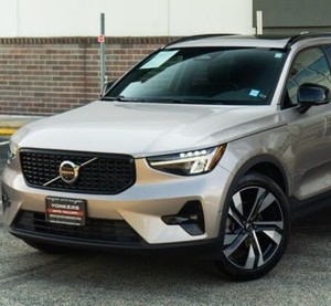 Maravilloso usado 2023 Volv-o XC40 B5 Ultimate Dark Theme AWD con ruedas de aleación Asiento de cuero Sistema de navegación Arranque remoto - Product Image 1