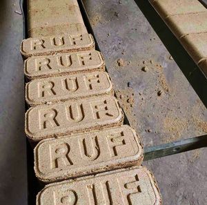 Briquettes de bois de haute qualité à vendre en vrac, combustible écologique pour le chauffage et la combustion, disponible à <span class=keywords><strong>prix</strong></span> avantageux. - Product Image 5