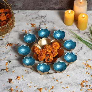 Urli rústico dorado de herencia luminosa con acento Diya Calidez de la tradición Urli dorado rústico con Diya para su hogar - Product Image 1