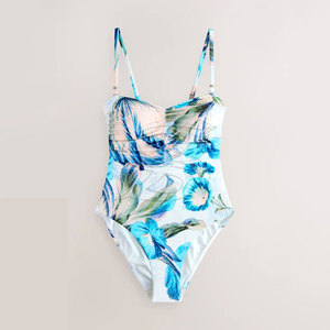 Maillot de bain Active Fit fabriqué avec un tissu hautement extensible, des couleurs estivales vives et un confort doux, idéal pour les activités aquatiques - Product Image 1