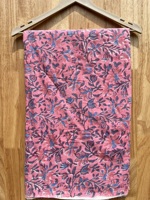 Tissu en coton imprimé à la main à motifs floraux roses, textile indien fait main pour robe, kurti, chemise, décoration intérieure