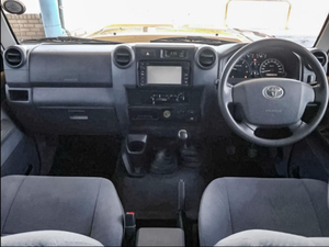 Voiture d'occasion de qualité et abordable, Toyota Land Cruiser 76 4.5 D V8 Station Wagon 2018, conduite à droite - Product Image 2