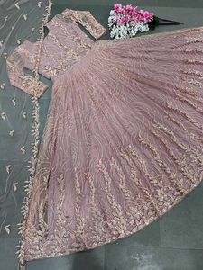 Robe de soirée élégante et tendance, magnifique, douce, en tulle papillon, avec broderie lourde et travail de séquence, avec bas et dupatta - Product Image 3