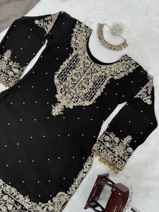 Magnifique Salwar Kameez Traditionnel pour Femme en Tissu Faux Georgette avec Broderie Intérieure et Perles pour les Occasions de Fête - Product Image 5