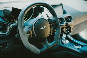 MAR-TIN Van-tage F1 Edition Coupe 2023, Bajo Kilometraje, Motor en Perfecto Estado, Neumáticos R18, Listo para Enviar - Product Image 2