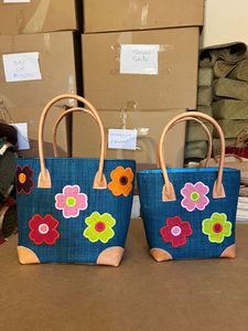 Sac fourre-tout en raphia fait main avec broderie à pois colorée, fermeture à cordon, longues poignées en cuir, style moderne, origine Madagascar - Product Image 2