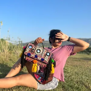Neuankömmling Echte handgemachte Rajasthani Frauen Tribal Multi Color Baumwoll stoff Boho Hippie Wildleder Leder Fransen Quaste Banjara Tasche