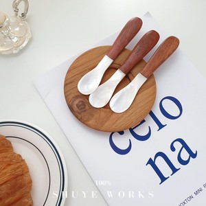 Cuillère à caviar en nacre naturelle avec logo personnalisé gravé au laser - Product Image 4