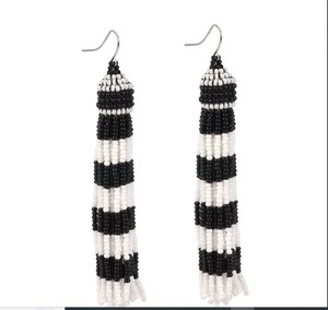 ต่างหูพู่ประดับลูกปัดสีดำขาวไล่เฉดสี งานแฮนด์เมดสุดหรู คุณภาพเยี่ยม - Product Image 1