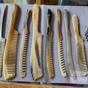 Peigne en corne foncée avec poignée sculptée. Conception robuste pour une utilisation quotidienne. Un outil de toilettage unique et naturel, disponible au prix de gros. - Product Image 2