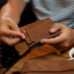 Portefeuille en cuir véritable artisanal de luxe, marron, avec protection RFID, design minimaliste - Product Image 3