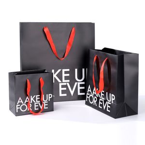 ถุงกระดาษคราฟท์สีดำสำหรับเสื้อผ้าเครื่องสำอางแบบชดเชยพิมพ์โลโก้ของคุณเองสำหรับงานฝีมือของขวัญช้อปปิ้ง - Product Image 2