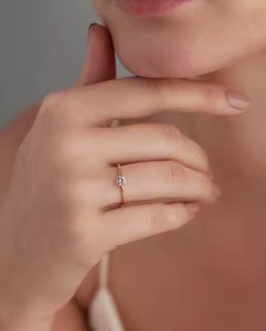 Élégante bague de collier en diamant solitaire rond en or 18 carats avec centre de 025 ct 004 ct pierres latérales design de cadeau de fiançailles élégant - Product Image 2