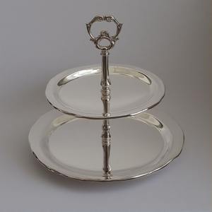 Support de gâteau en métal fini laiton antique fabriqué à la main avec bord ornemental parfaitement conçu pour les banquets et les célébrations haut de gamme - Product Image 1