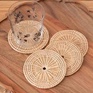 Ensemble de sous-verres décoratifs en rotin idéal pour les arrangements de table de mariage ou les événements spéciaux offrant à la fois style et fonctionnalité en un - Product Image 2