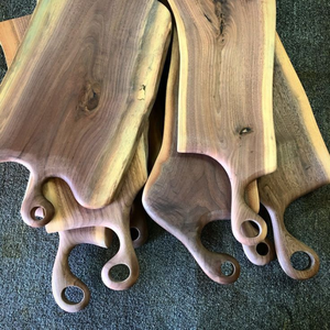 Planche à découper en bois de haute qualité, élégante, durable et polyvalente, idéale pour la préparation quotidienne des repas et la décoration de la cuisine - Product Image 2