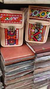 Monederos de cuero bordados a medida y soportes para teléfonos móviles ideales para tiendas de accesorios de moda para reventa y venta al por mayor - Product Image 3