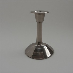 Portavelas de Navidad plateado de lujo diseñado con detalles pulidos que ofrecen un estilo premium para una decoración elegante del hogar - Product Image 1