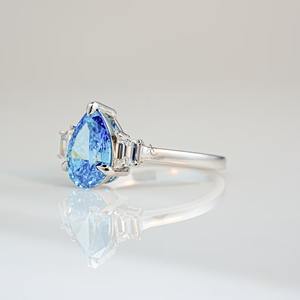 Bague de fiançailles en diamant de laboratoire de 3,00 carats, taille poire, bleu vif fantaisie, en or massif 14 carats avec pierres latérales en forme de trapèze, bague de mariage - Product Image 4