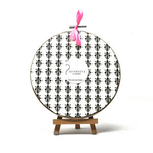 Decoración de Aro Bordado a Mano con Diseño Pop Art |   Retrato de Reina del Rock y Ícono en Técnica Mixta para Boutique, Comercio Minorista y Diseño de Interiores, 15 cm - Product Image 4