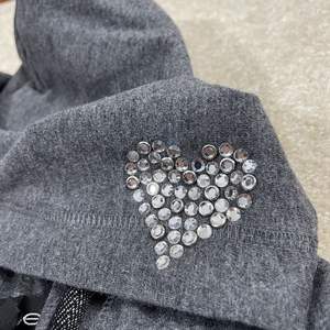 ผู้ผลิตเสื้อฮู้ดดี้แบบมีหมุดโลหะสำหรับฤดูหนาว คุณภาพสูง ผ้าฝ้าย 100% เนื้อหนา เป็นมิตรกับสิ่งแวดล้อม ทรงโอเวอร์ไซส์ ดีไซน์หมุดโลหะ - Product Image 2