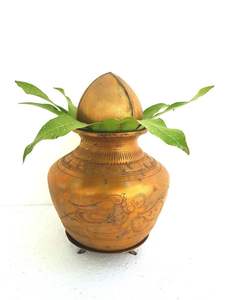 Pot à eau unique en cuivre fabriqué à la main avec un aspect traditionnel pour les offrandes religieuses et le stockage ayurvédique - Product Image 5