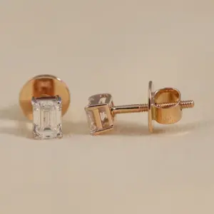 Boucles d'oreilles clous tendance de style vintage avec diamant de laboratoire taille émeraude, boucles d'oreilles créoles en or 14 carats plaqué or, forme florale pour fiançailles - Product Image 1