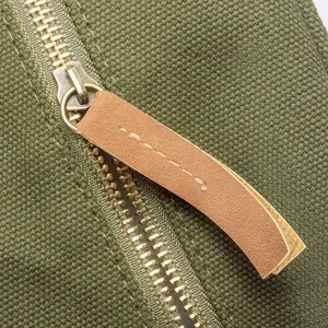 Borsa da Toilette Sostenibile in Tela Riciclata per Viaggiatori Eco-Consapevoli - Product Image 3