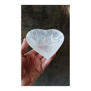Venta al por mayor de cuencos de selenita de cristal marroquí en forma de corazón de 5 pulgadas mascota tallada de alta calidad para uso decorativo otras artesanías de cristal - Product Image 1