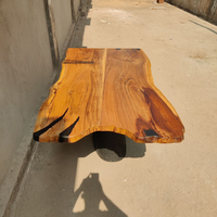 Table à manger unique en bois massif d'acacia avec bord naturel, base en tronc, résine époxy minimaliste, faite à la main, luxe, pour hôtel et villa