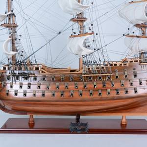 Royal Louis 80cm Modelo de madera hecho a mano Barco Velas curvas Réplica en estilo náutico Técnica de cedro pulido - Product Image 2