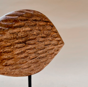 Escultura de pescado de madera Base de metal Adorno de madera revestido negro para decoración del hogar Estatua Diseño de alta calidad a precio mayorista 2025 - Product Image 2