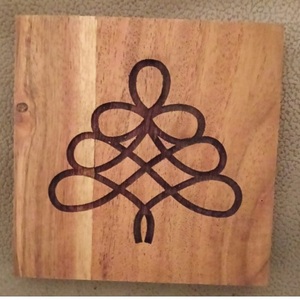 Sous-verres ronds en métal gravés à la main avec bordure en bois pour la maison, l'hôtel, le restaurant, cadeaux parfaits, tapis et coussinets - Product Image 6