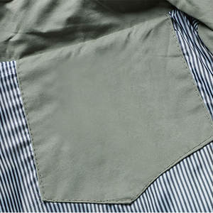 เสื้อแจ็คเก็ตกันลมกันน้ำแบบมีซิปเต็มตัวสำหรับผู้ชาย น้ำหนักเบา คอตั้ง ผ้า softshell  พร้อมโลโก้ด้านหน้า สไตล์วินเทจ - Product Image 4