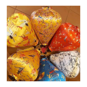 Hoi โคมไฟผ้าไหมที่ทำด้วยมือด้วยความระมัดระวังเพื่อเพิ่มความสว่างให้กับสวนที่บ้านหรืองานปาร์ตี้ของคุณด้วยความงามแบบดั้งเดิมของเวียดนาม - Product Image 1