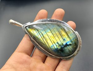 Colgante de labradorita de fuego hecho a mano, collar de piedras preciosas grande Chapado en plata de ley, regalo de joyería de energía curativa - Product Image 5